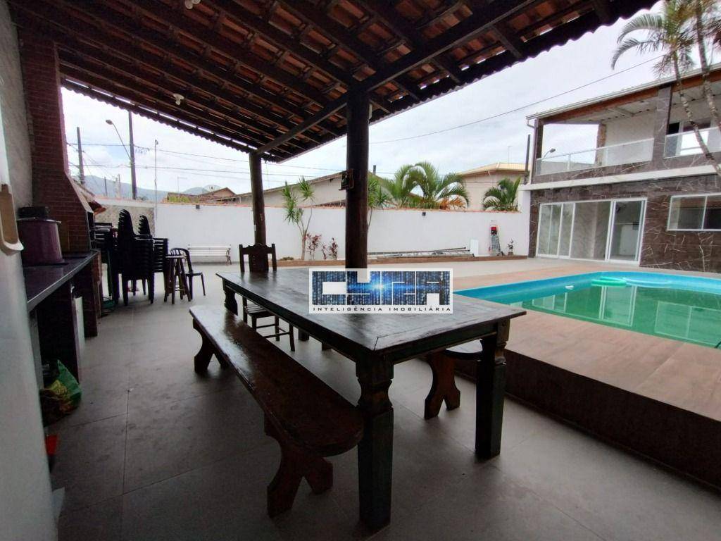 CASA ISOLADA de 2 DORMITÓRIOS com PISCINA e 6 VAGAS