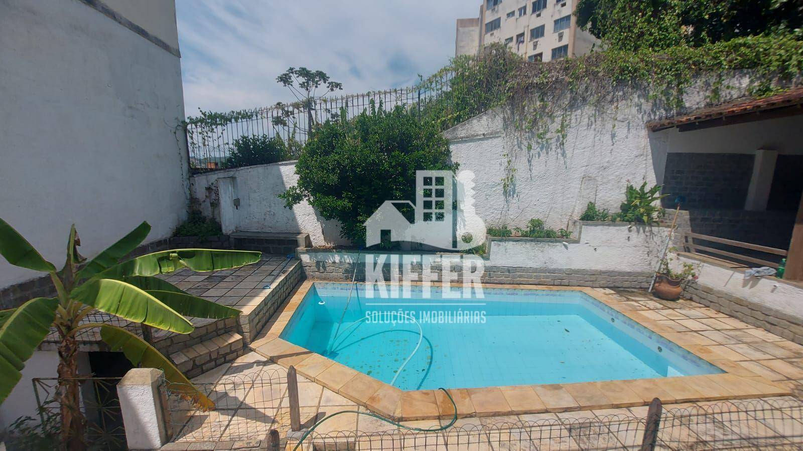 Linda casa com piscina em condomínio - Fonseca