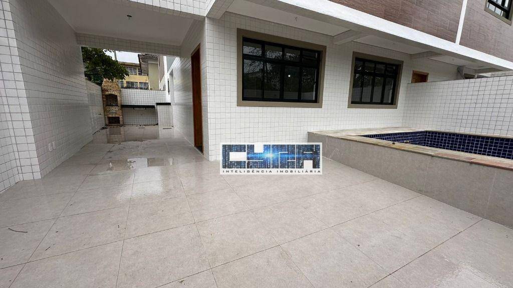 CASA com 3 SUÍTES, DUAS VAGAS e piscina