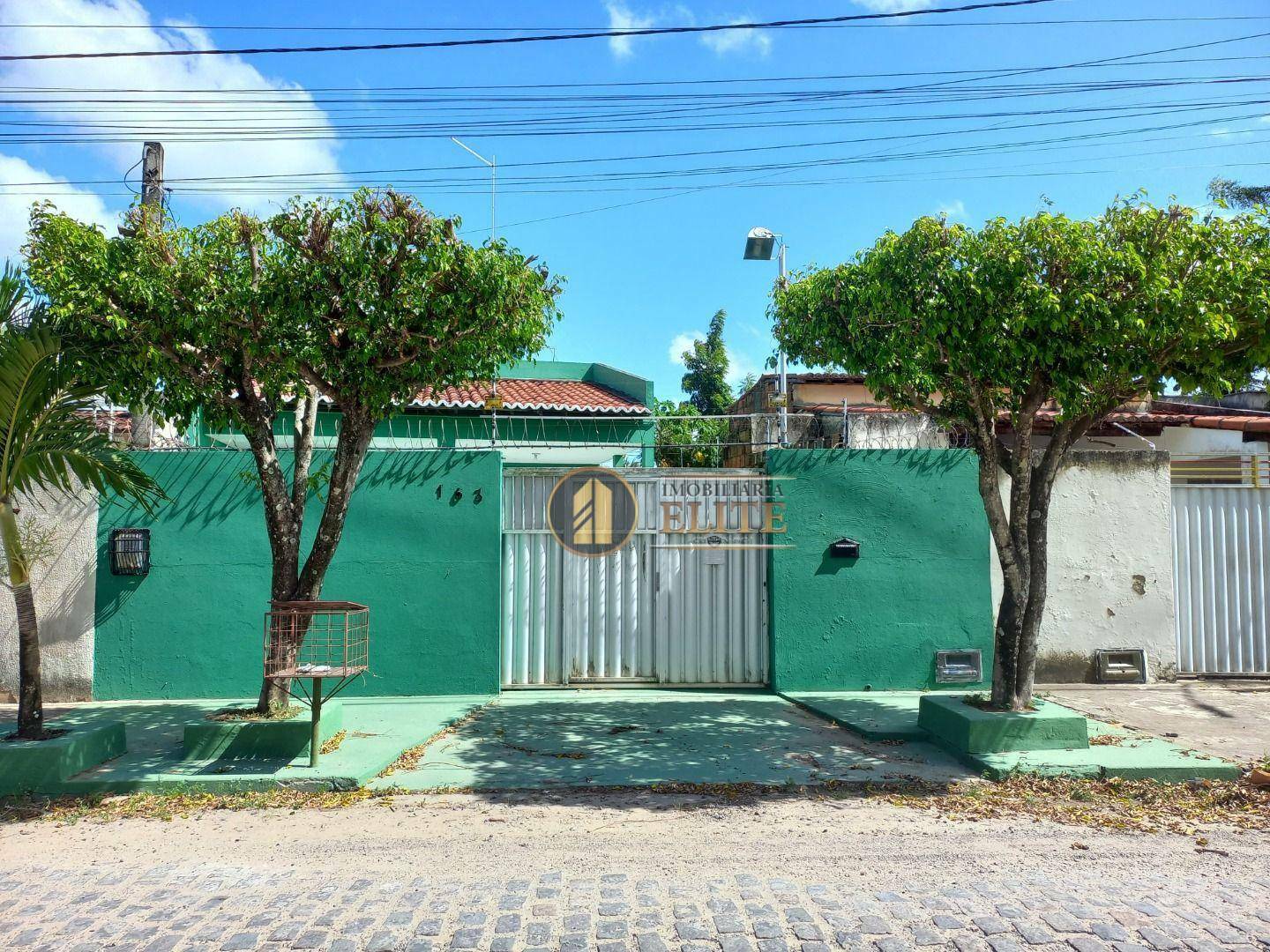 Procurando Casa c/ 2 Quartos, Varanda, Garagem e Quintal + Casinha de Cachorro em Parnamirim?