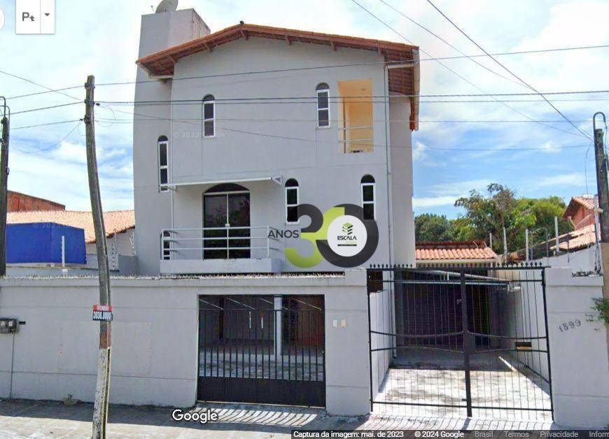 Casa triplex com seis quartos à venda no bairro Edson Queiroz