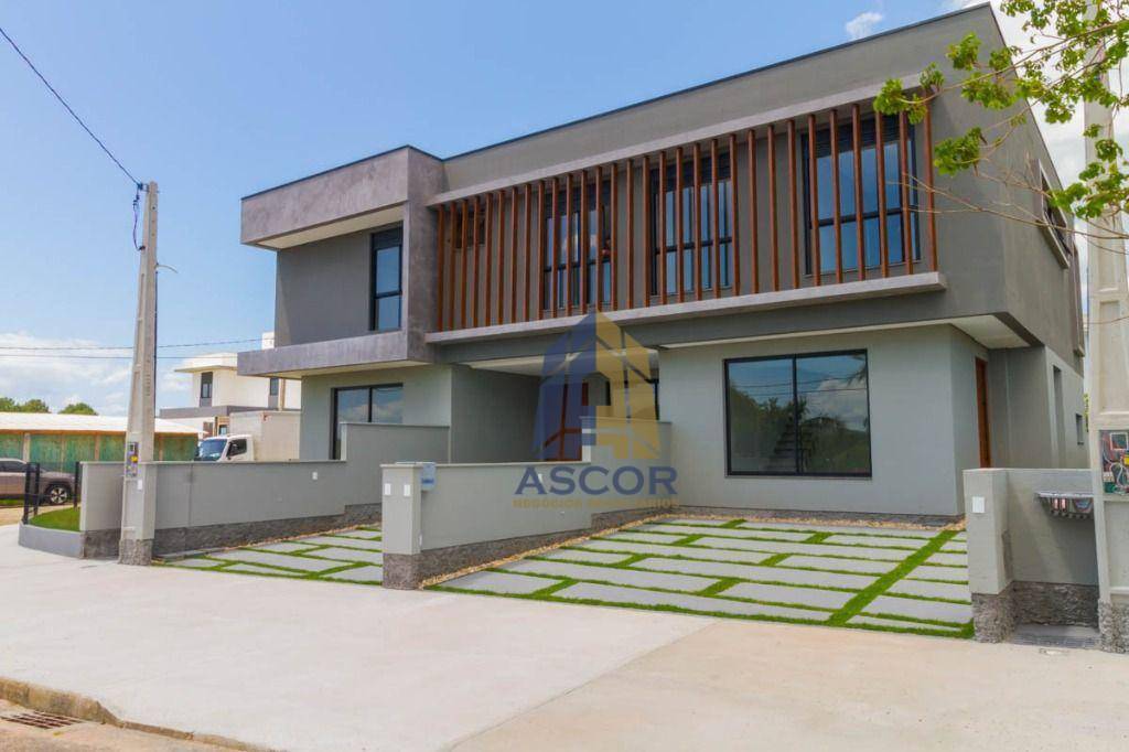 Casa de Alto Padrão com 3 dormitórios sendo 1 Suíte. À venda, 139 m² por R$ 1.100.000 - Alto Ribeirão Leste - Florianópolis/SC