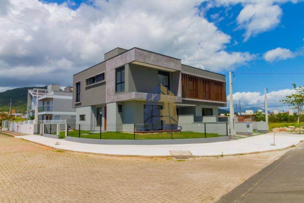 Casa Alto Padrão com 3 dormitórios Sendo 1 Suíte à venda. 140 m² por R$ 1.260.000 - Alto Ribeirão Leste - Florianópolis/SC