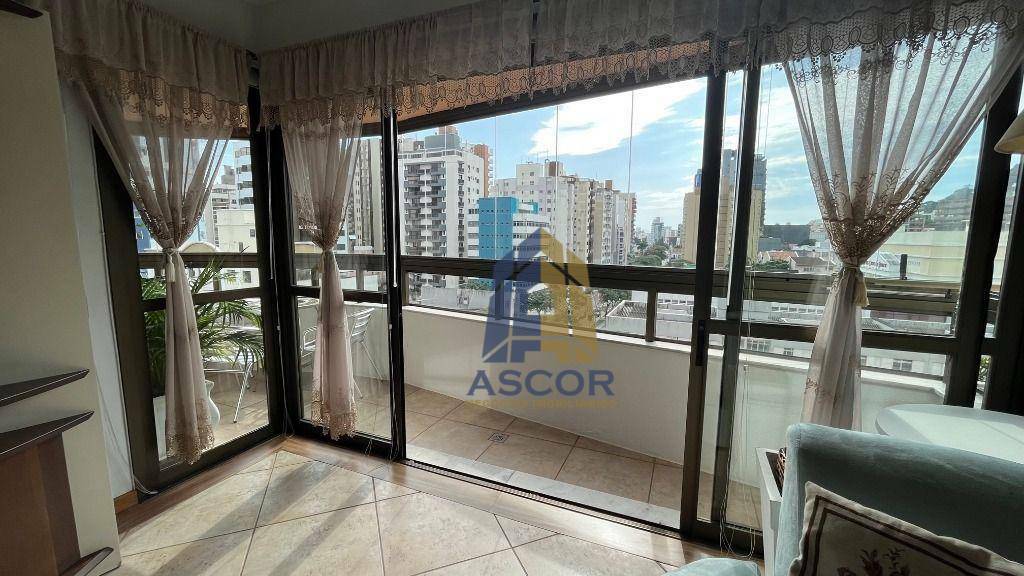 Ótimo apartamento com 3 dormitórios sendo 1 suíte à venda,  por R$ 900.000,00 - Centro - Florianópolis/SC