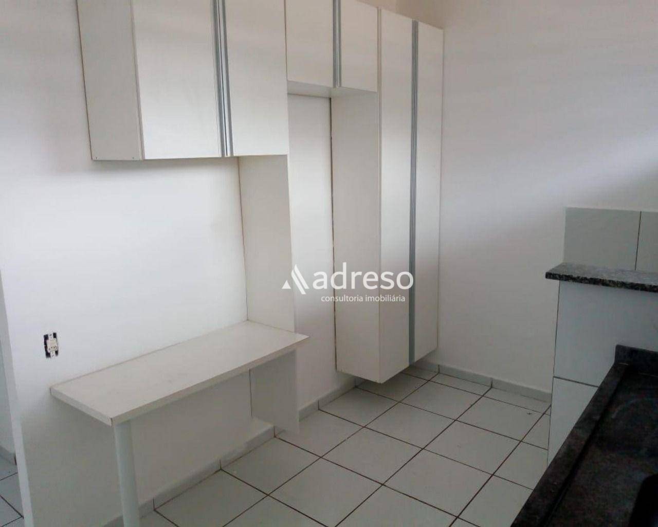 Apartamento com 2 dormitrios para alugar, 45 m por R$ 1.510,00/ms - Jardim Carambe - So Roque/SP