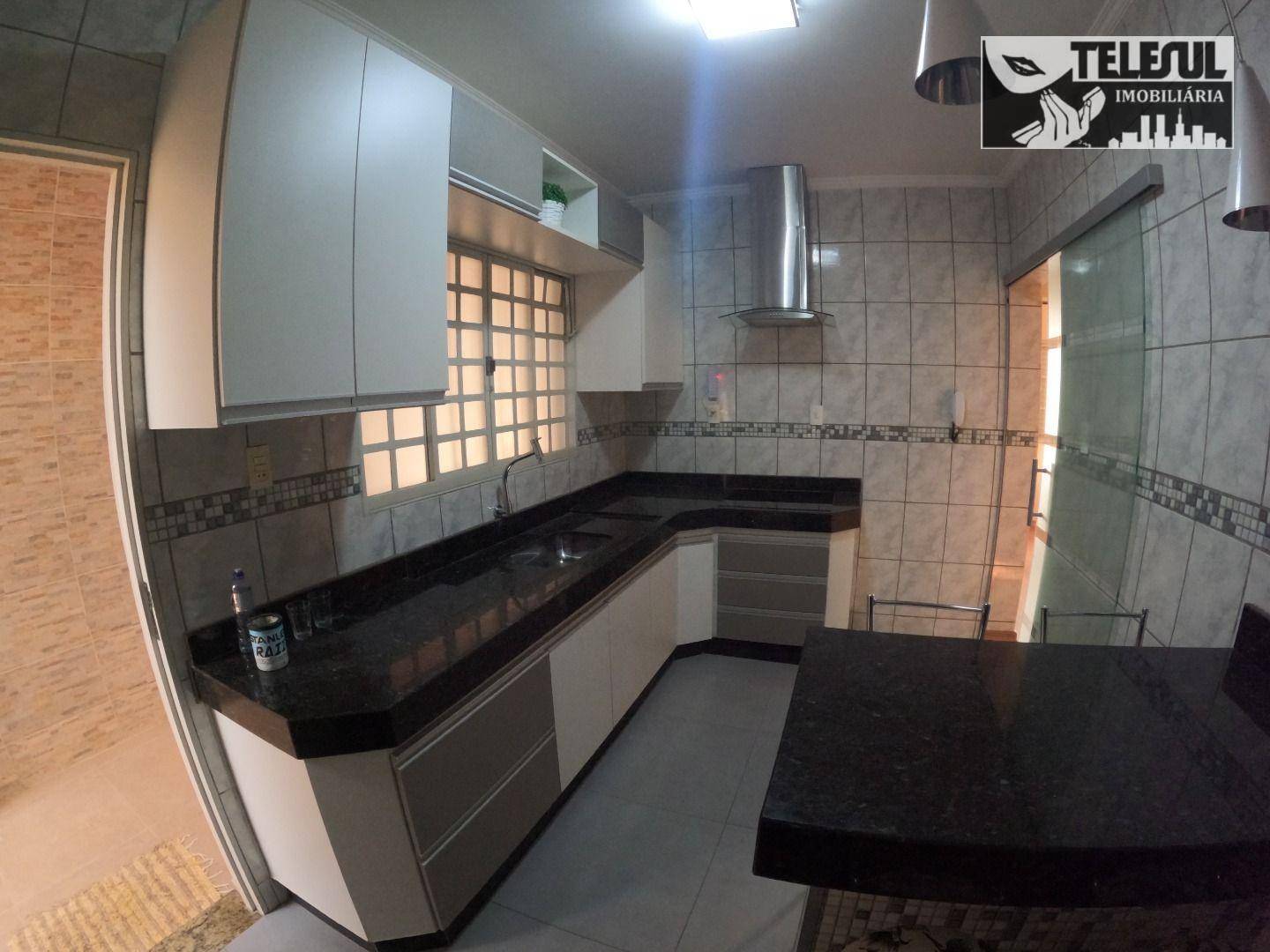 Casa para alugar com 3 quartos, 250m² - Foto 11