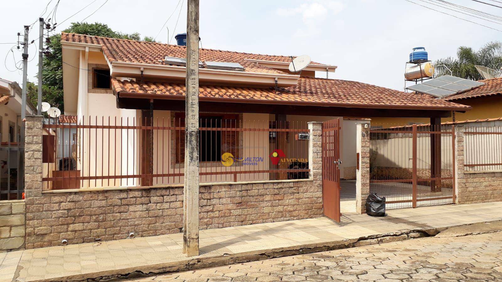 Casa à venda com 3 quartos, 300m² - Foto 1