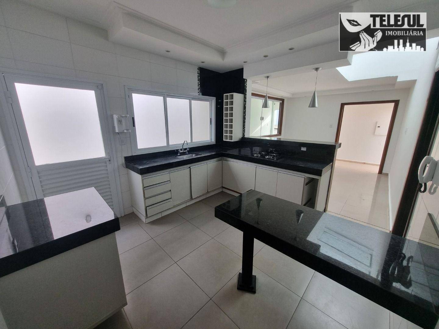 Casa à venda com 3 quartos, 250m² - Foto 2