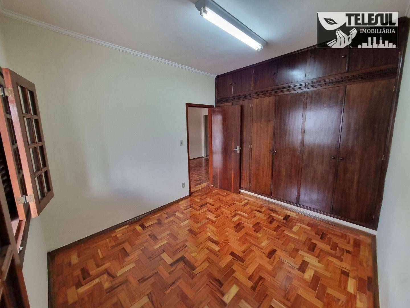 Casa à venda com 4 quartos, 199m² - Foto 2