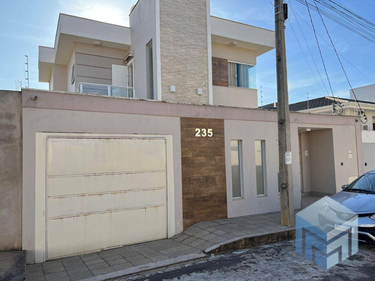 Casa à venda com 3 quartos, 204m² - Foto 1