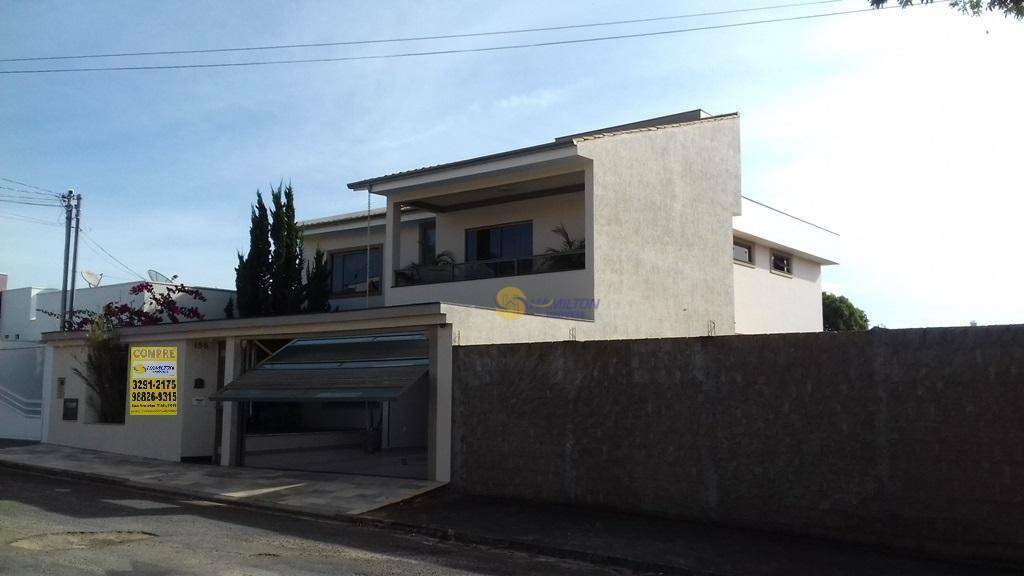 Casa à venda com 4 quartos, 300m² - Foto 1