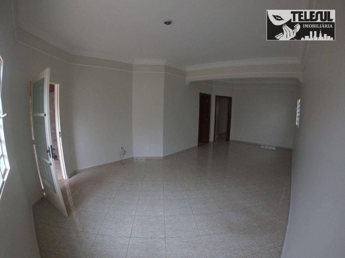 Casa à venda com 3 quartos, 210m² - Foto 1