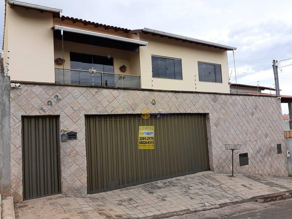 Casa à venda com 3 quartos, 300m² - Foto 1