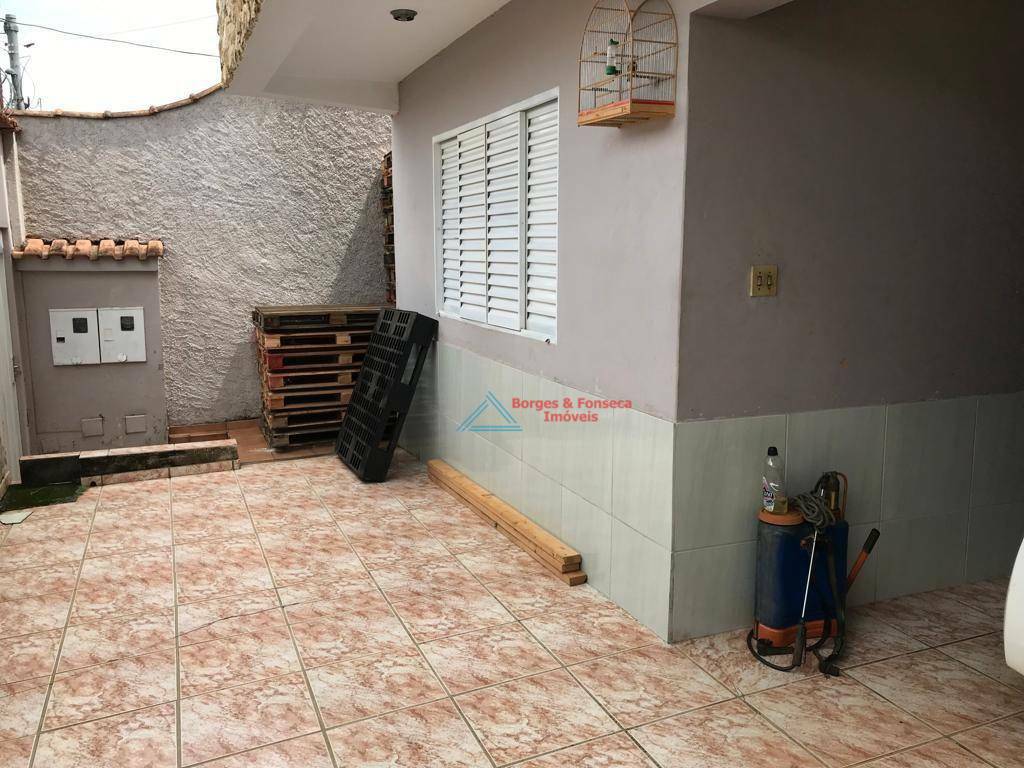 Casa à venda com 4 quartos, 250m² - Foto 2