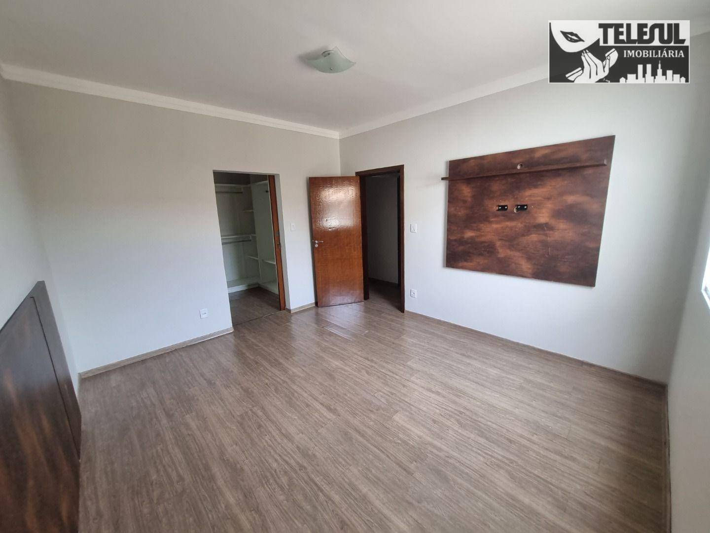 Casa à venda com 3 quartos, 250m² - Foto 4