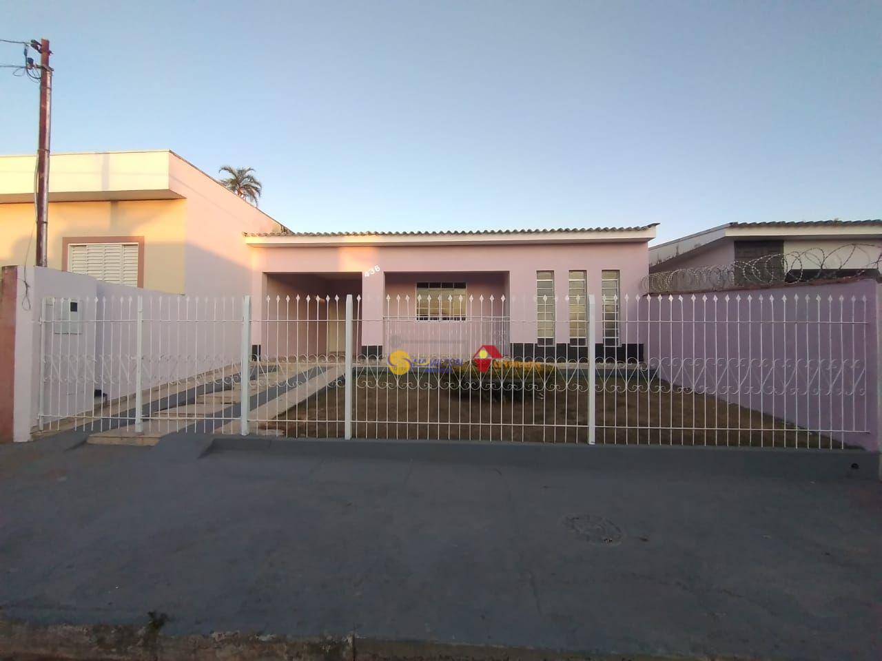 Casa para alugar com 3 quartos, 200m² - Foto 1