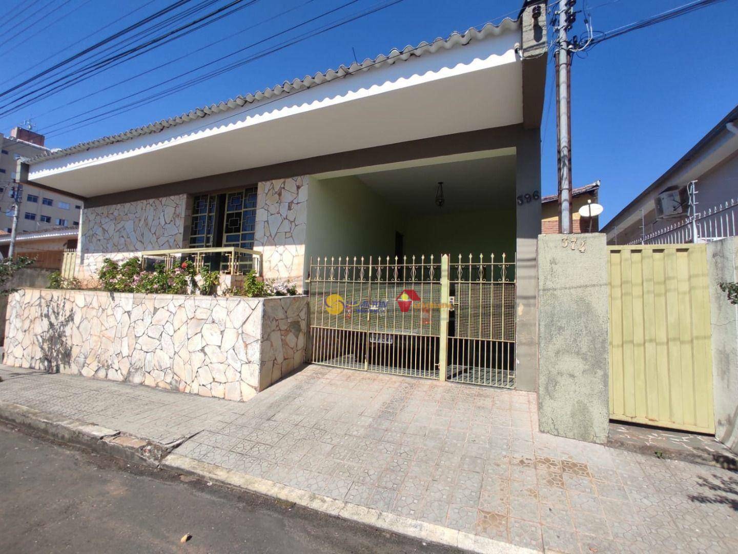 Casa à venda com 3 quartos, 308m² - Foto 1