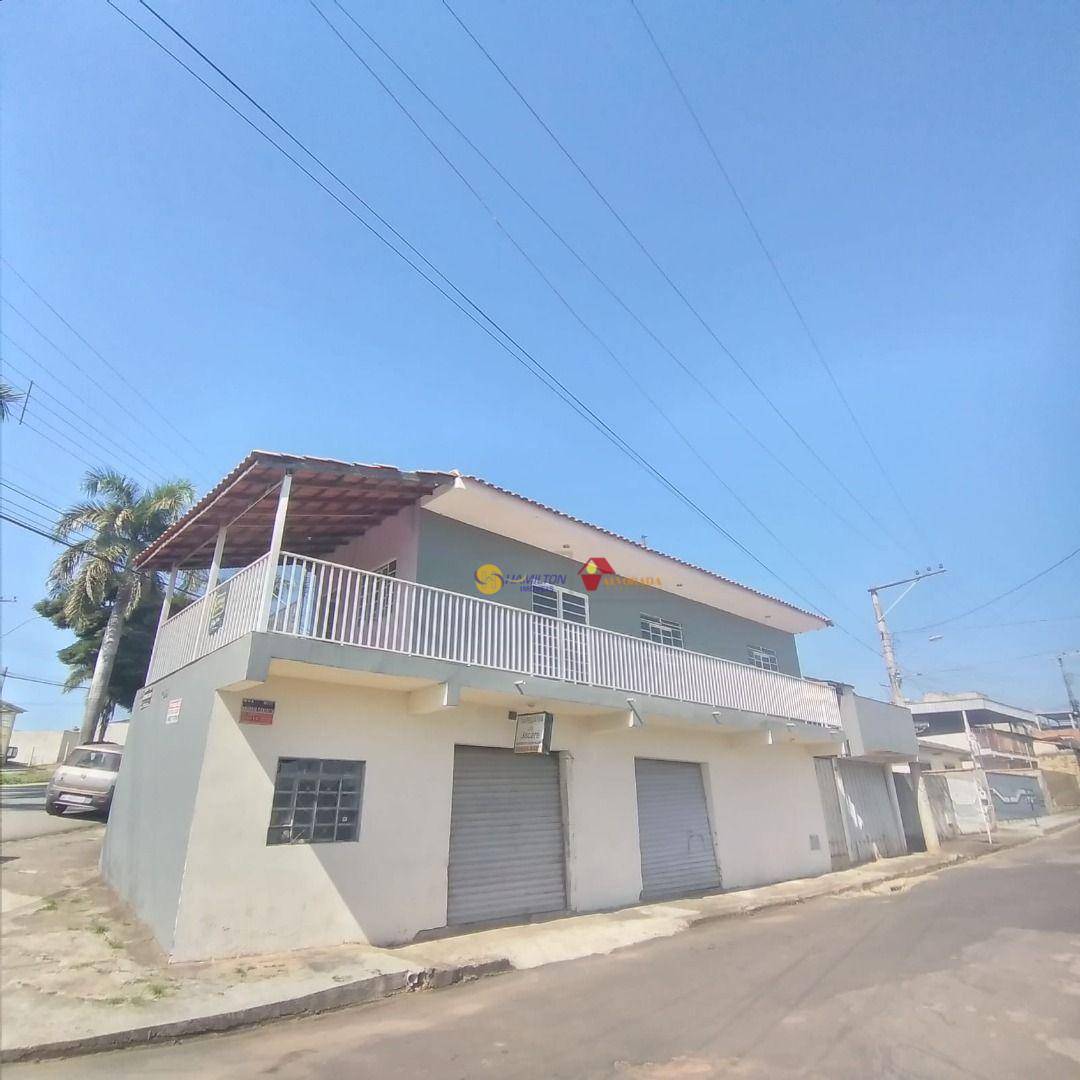 Casa à venda com 3 quartos, 289m² - Foto 1