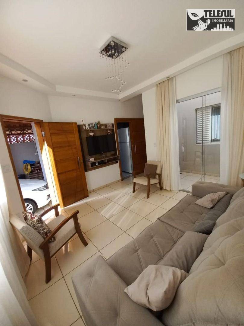 Casa à venda com 3 quartos, 200m² - Foto 1