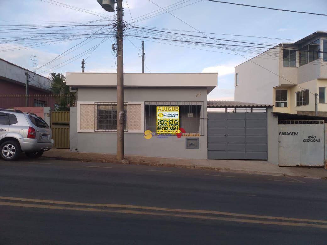 Casa para alugar com 3 quartos, 250m² - Foto 1