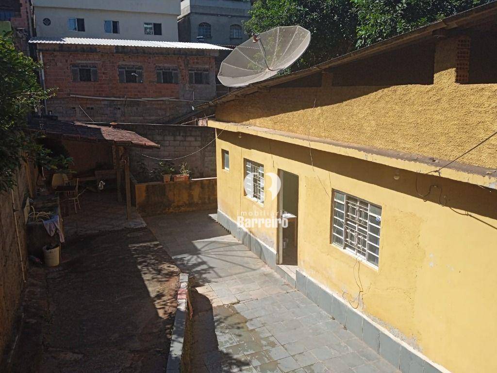 Casa à venda com 6 quartos, 360m² - Foto 2