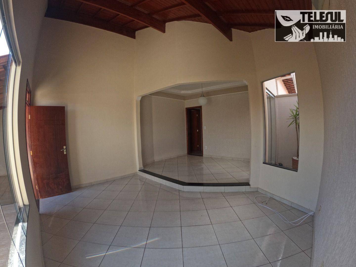 Casa à venda com 3 quartos, 250m² - Foto 1