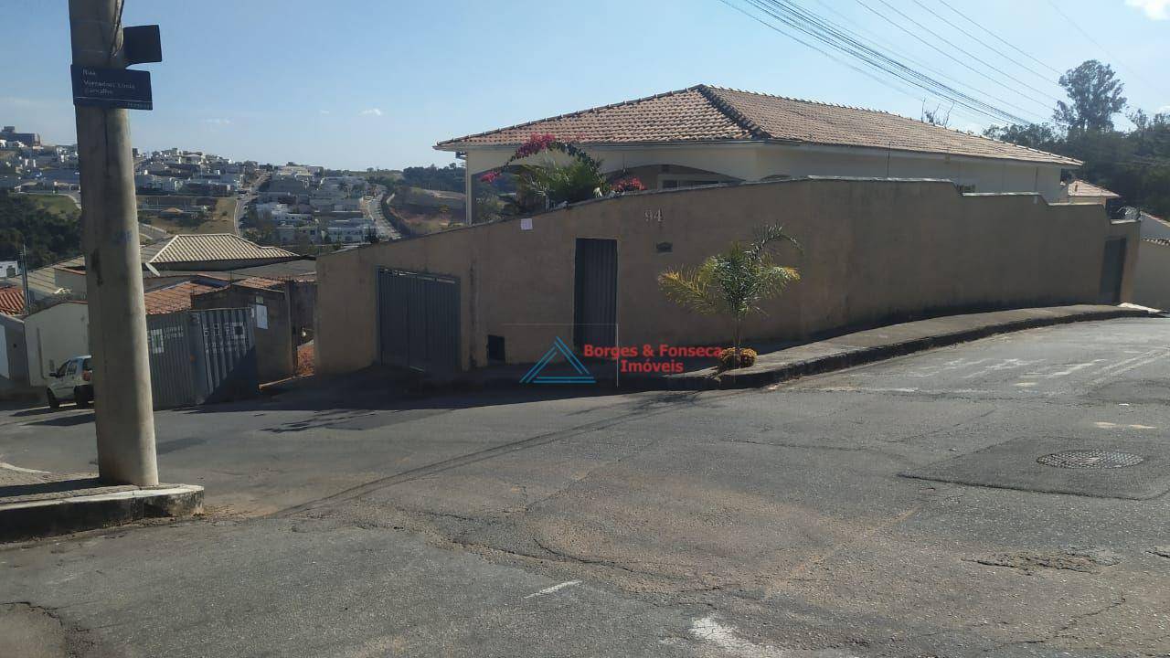 Casa à venda com 3 quartos, 300m² - Foto 1