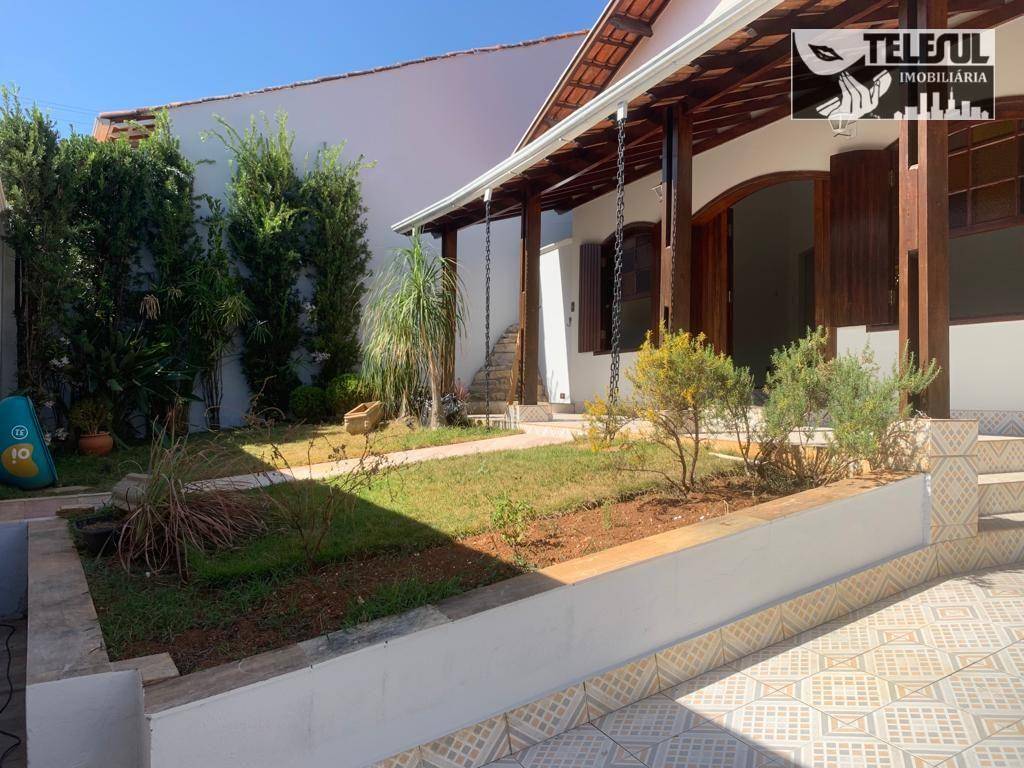 Casa à venda com 3 quartos, 294m² - Foto 1