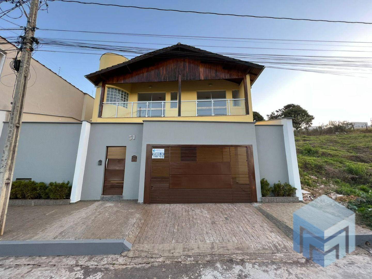 Casa à venda com 3 quartos, 301m² - Foto 1